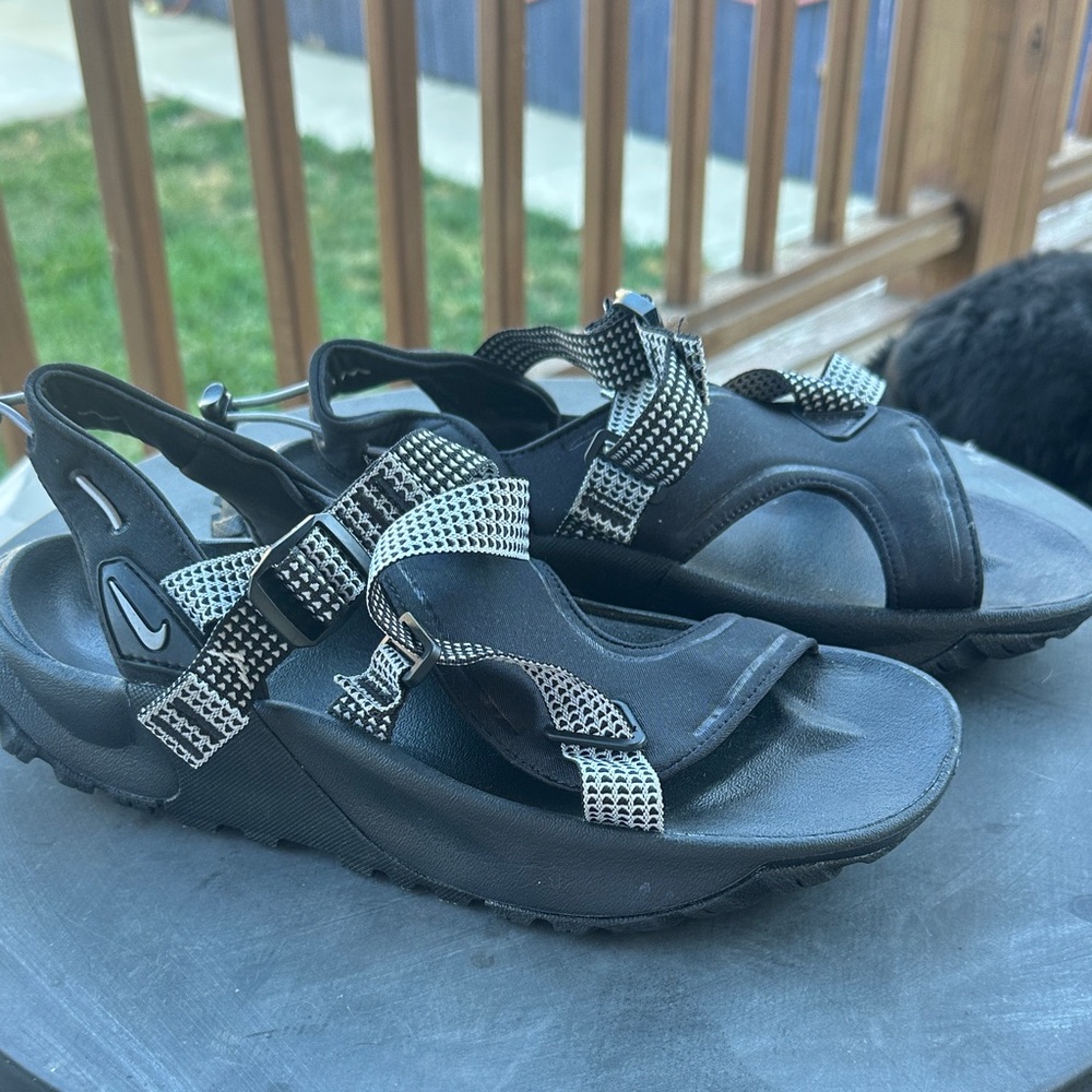 Nike Women's Black and Gray Sandals